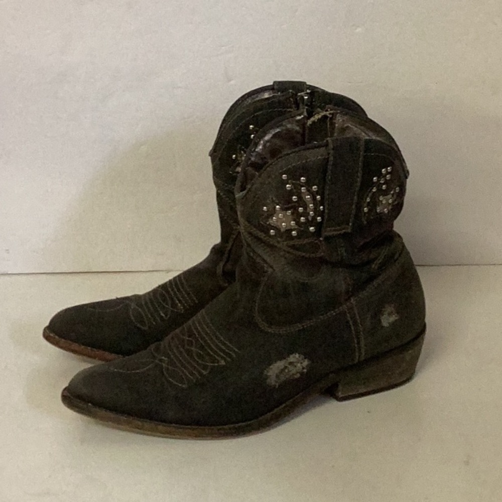 Zigi soho distressed charcoal western boots.